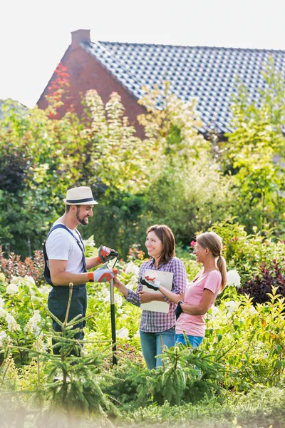 Foto Butiksägare Och Trädgårdsstaber Stående Trädgården — Stockfoto