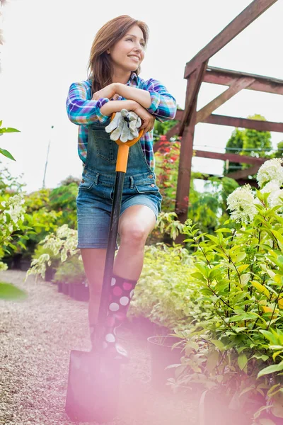 Portret Van Volwassen Vrouwelijke Tuinman Met Schop — Stockfoto