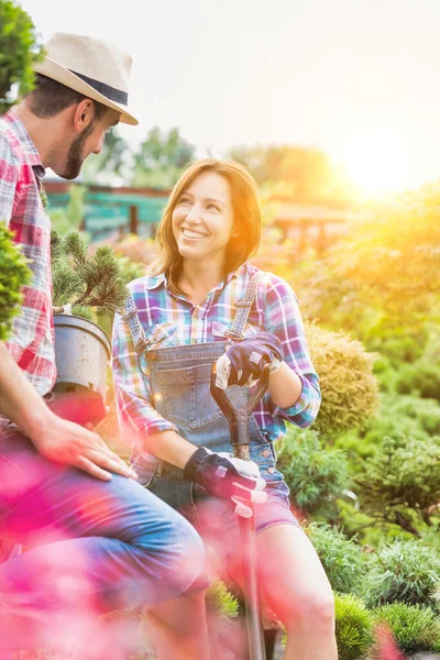 Retrato Del Hermoso Jardinero Sonriendo Mientras Habla Con Compañero Trabajo — Foto de Stock