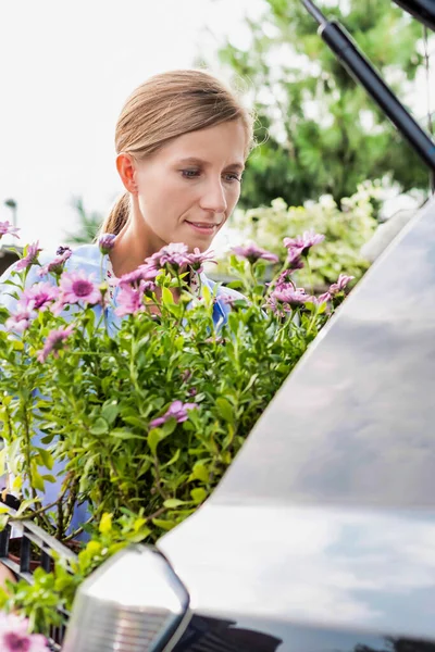 Retrato Del Jardinero Femenino Maduro Poniendo Flores Maletero Del Coche — Foto de Stock