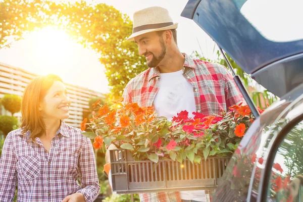 Porträtt Mogen Trädgårdsmästare Sätta Blommor Bilen Bagagelucka Samtidigt Prata Med — Stockfoto