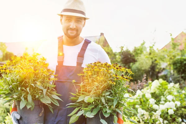 Porträt Eines Reifen Gärtners Der Blumen Topf Geschäft Trägt — Stockfoto