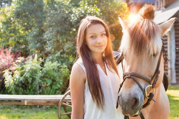 Ritratto Giovane Adolescente Piedi Con Cavallo Ranch — Foto Stock