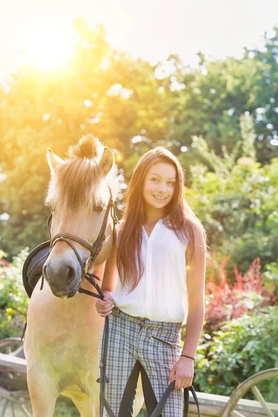 Ritratto Giovane Adolescente Piedi Con Cavallo Ranch — Foto Stock