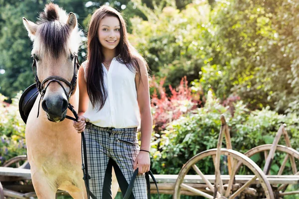 Porträt Eines Jungen Teenagers Der Mit Pferd Auf Einer Ranch — Stockfoto