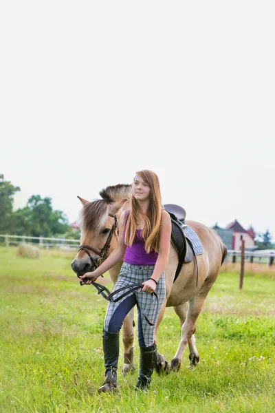 Porträt Eines Teenagers Der Mit Pferd Auf Einer Ranch Steht — Stockfoto