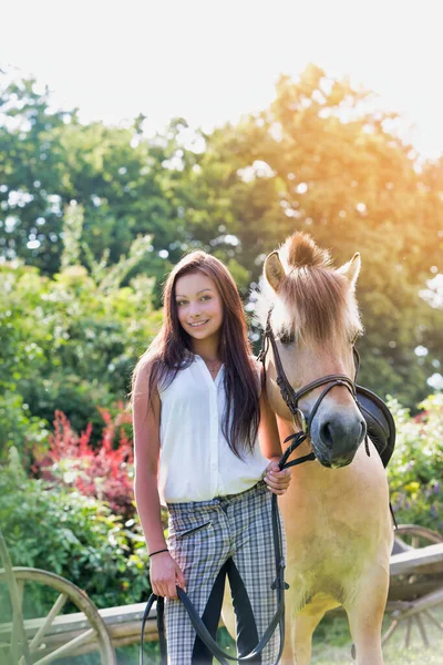 Ritratto Giovane Adolescente Piedi Con Cavallo Ranch — Foto Stock