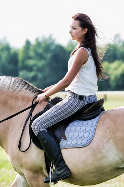 牧場での若い十代の乗馬の肖像画 — ストック写真