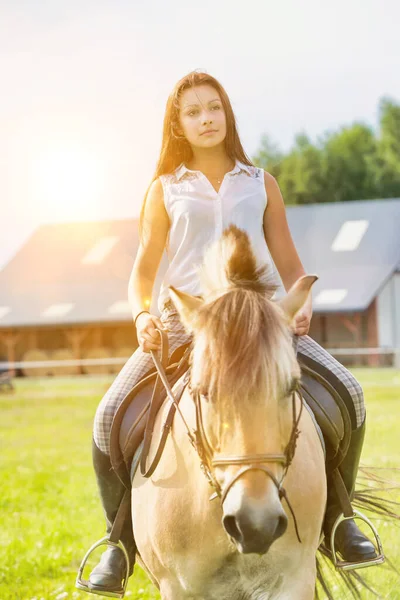 Portret Van Jonge Tiener Paardrijden Ranch — Stockfoto