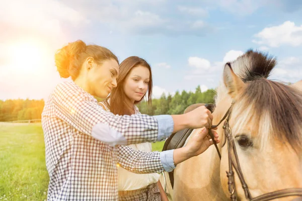 Ritratto Donna Che Insegna Adolescente Come Tirare Morso Del Cavallo — Foto Stock