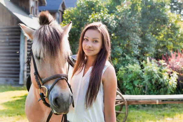 Ritratto Giovane Adolescente Piedi Con Cavallo Ranch — Foto Stock