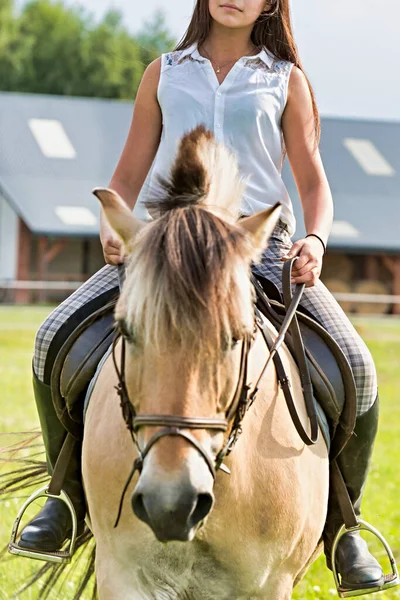 Portret Van Jonge Tiener Paardrijden Ranch — Stockfoto