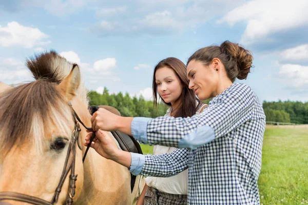 Portrét Ženy Učí Mladé Dospívající Tom Jak Vytáhnout Kůň Bit — Stock fotografie