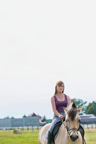 Portret Van Tiener Paardrijden Paard Ranch — Stockfoto