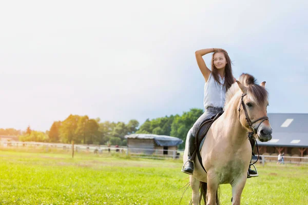 Portret Van Tiener Paardrijden Ranch — Stockfoto