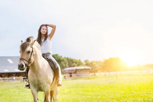 Portret Van Jonge Tiener Paardrijden Ranch — Stockfoto