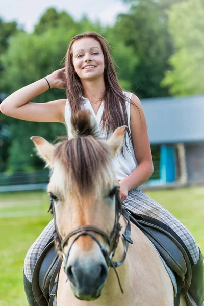Portret Van Jonge Tiener Paardrijden Ranch — Stockfoto