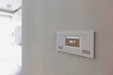 Duvardaki modern sıcaklık dokunmatik düğme tahtasını kapat