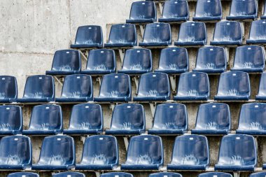 Stadyum koltuklarının fotoğrafı.