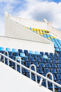 Stadyum koltuklarının fotoğrafı.