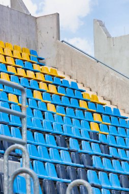 Stadyum koltuklarının fotoğrafı.