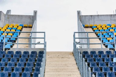 Stadyum koltuklarının fotoğrafı.
