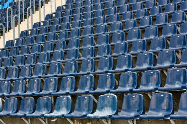 Stadyum koltuklarının fotoğrafı.