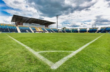 Futbol stadyumunun alçak açılı görüntüsü