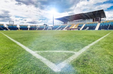 Futbol stadyumunun alçak açılı görüntüsü