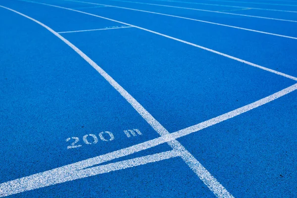 200 Metre Mavi Koşu Yolunun Fotoğrafı — Stok fotoğraf