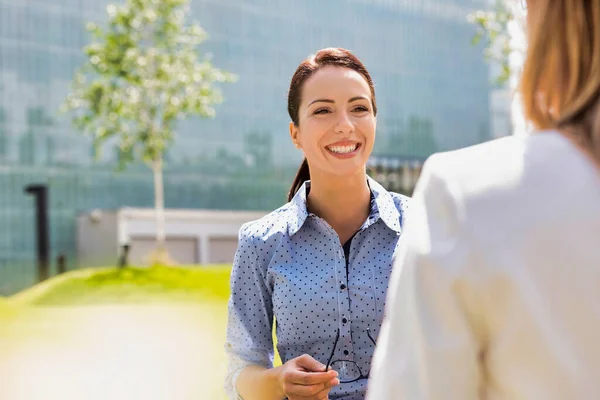 Joven Atractiva Mujer Negocios Hablando Con Colega — Foto de Stock