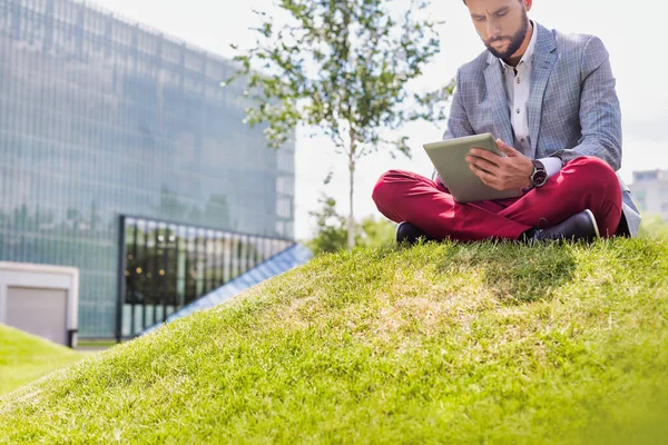 Portret Van Jonge Aantrekkelijke Zakenman Met Behulp Van Digitale Tablet — Stockfoto