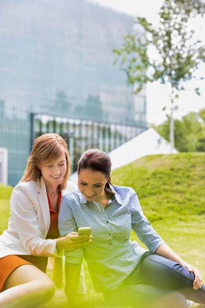 Businesswoman Laughing While Showing Smartphone Her Colleague — Stock Photo, Image