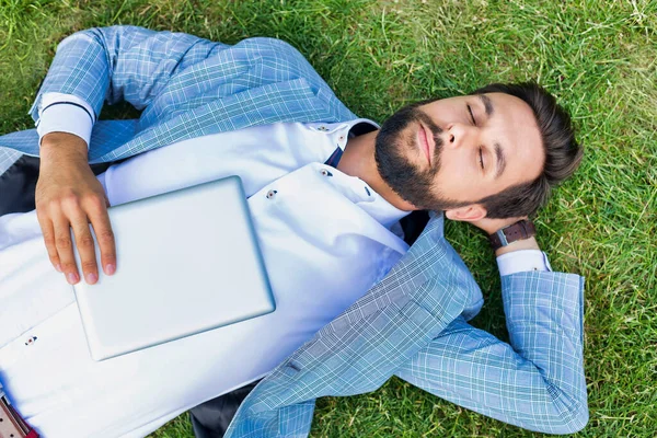 Retrato Jovem Empresário Atraente Segurando Tablet Digital Enquanto Dorme Deitado — Fotografia de Stock