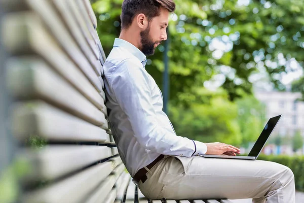 Portret Van Jonge Aantrekkelijke Zakenman Zittend Bank Tijdens Het Werken — Stockfoto