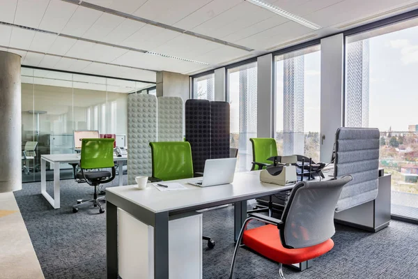 Modern Ofiste Sandalyeler Masalar — Stok fotoğraf