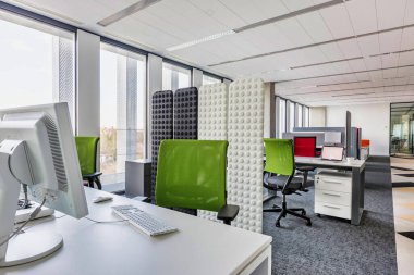 Modern ofiste sandalyeler ve masalar