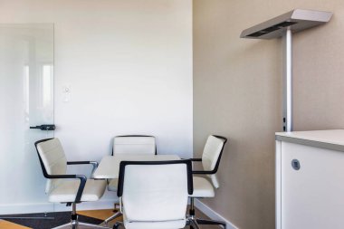 Modern ofiste sandalyeler ve masalar