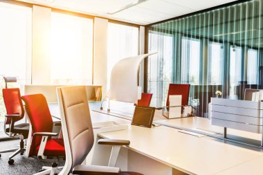 Modern ofiste sandalyeler ve masalar