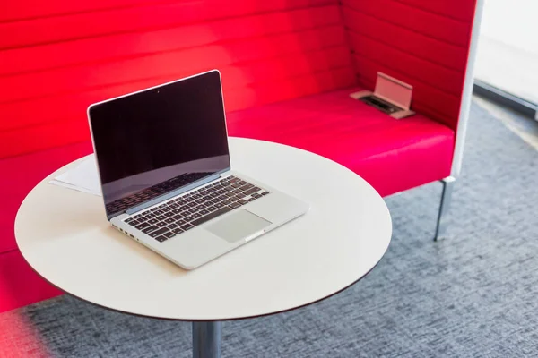 Laptop Auf Dem Tisch Büro — Stockfoto