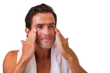 Banyoda yüzünü yıkayan bir adam.