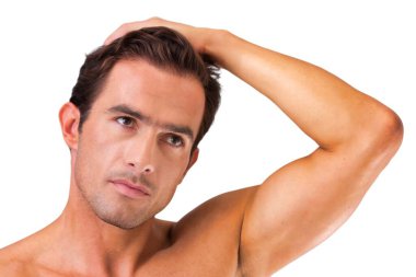 Adamın aynada yüzünü kontrol etmesi.