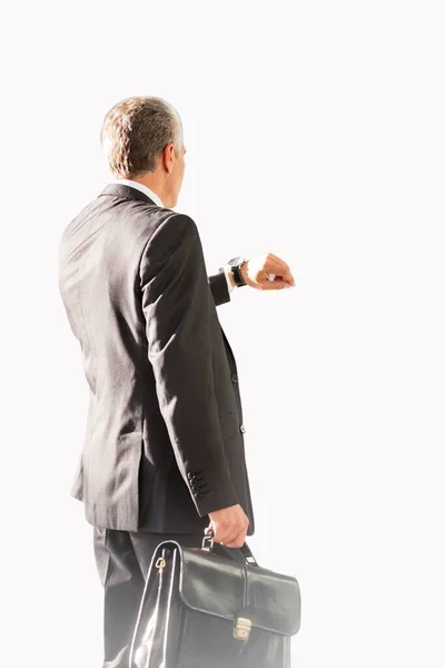 Ausschnitte Von Geschäftsmann Mit Aktentasche Während Die Uhrzeit Seiner Armbanduhr — Stockfoto