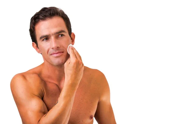Recorte Homem Aplicando Toner Com Algodão Seu Rosto Banheiro — Fotografia de Stock