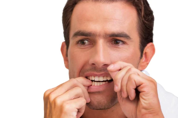 Recorte Hombre Atractivo Mirando Espejo Mientras Usa Hilo Dental — Foto de Stock