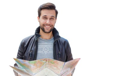 Beyaz üzerinde izole edilmiş haritaya bakan genç çekici bir adamın portresi.