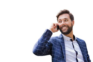 Genç çekici iş adamının portresi. Beyazlar üzerinde izole bir şekilde akıllı telefondan konuşuyor.