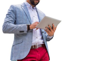 Beyaz üzerine izole edilmiş dijital tablet kullanan işadamı