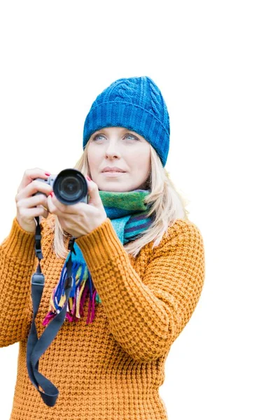 Recorte Mulher Madura Vestindo Roupas Inverno Enquanto Segurando Câmera — Fotografia de Stock