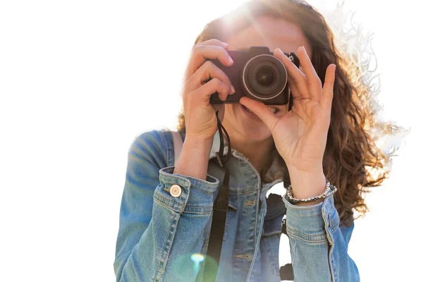 年轻迷人的女人拿着相机 用白色隔离的方式拍照 — 图库照片